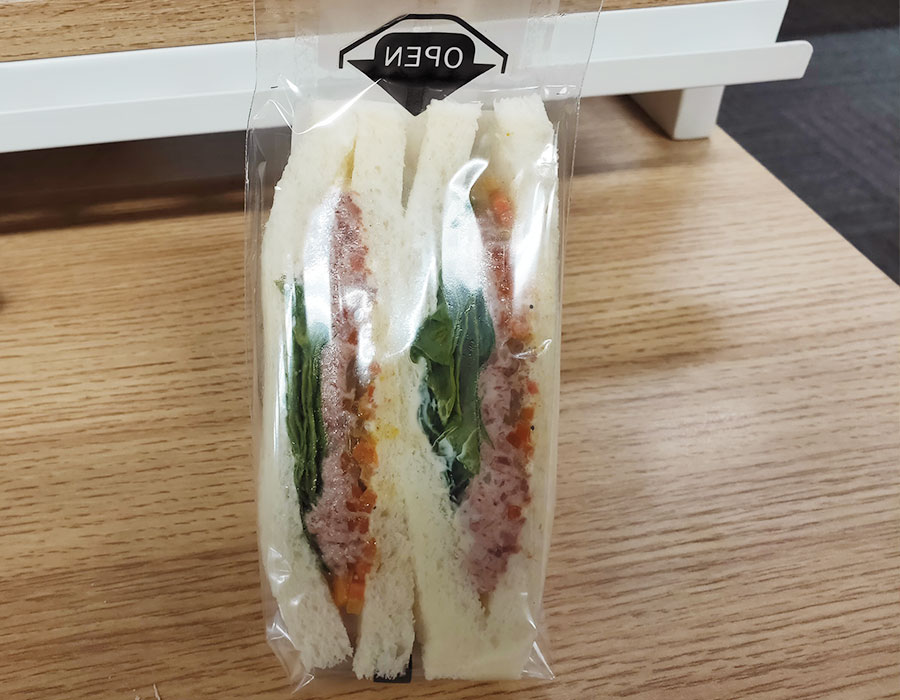 スパイス香るコンビーフサンド(281円)