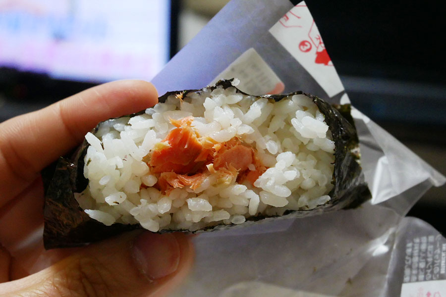 手巻 紅鮭 おにぎり(141円)